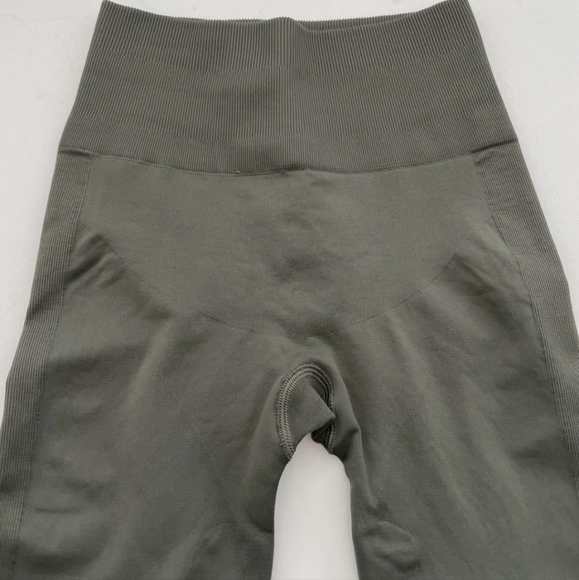 Lululemon Ribbed Yoga Pant - Picture 4 of 9